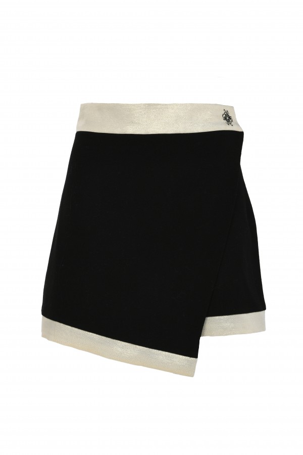 Made with a fine pure wool, these shorts have an asymmetrical cut on the front. embellished with a golden lurex thread that creates an iridescent light point and the embroidery of our exclusive pictogram logo, this is the perfect look to shine during the holidays